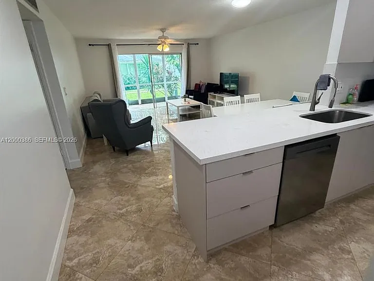 219 NE 14th Ave #101 — Photo 14