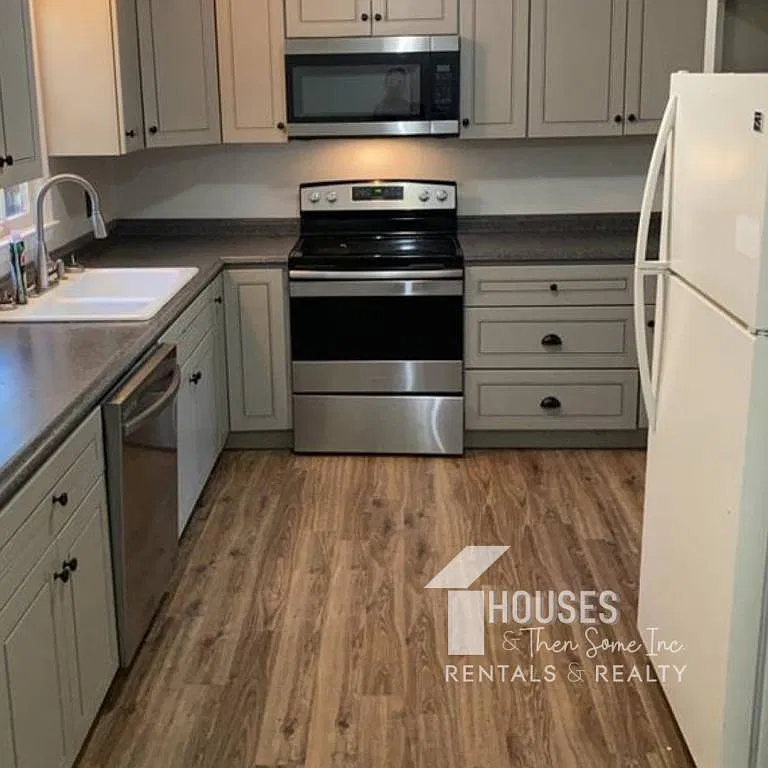 140 Clark Ave — Photo 4