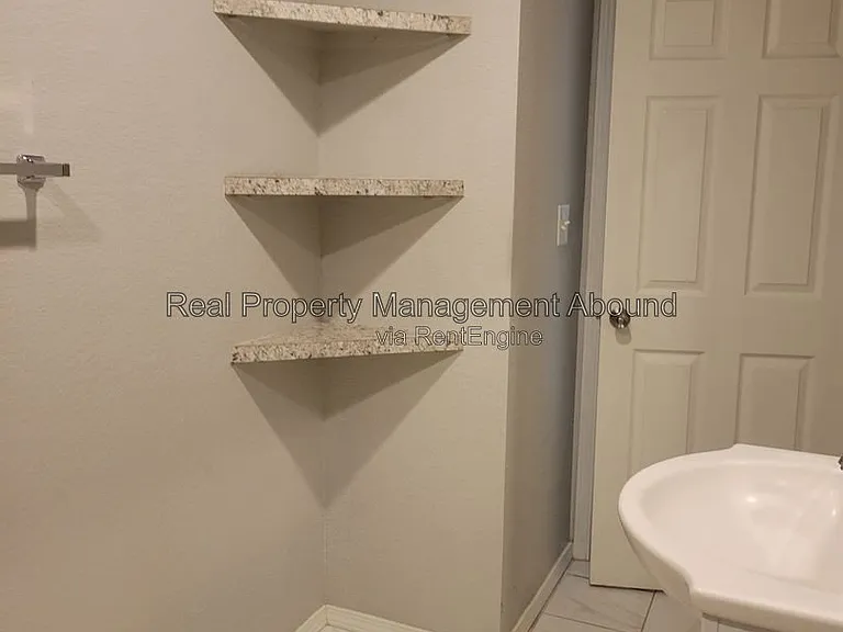727 S Olympia Ave — Photo 12