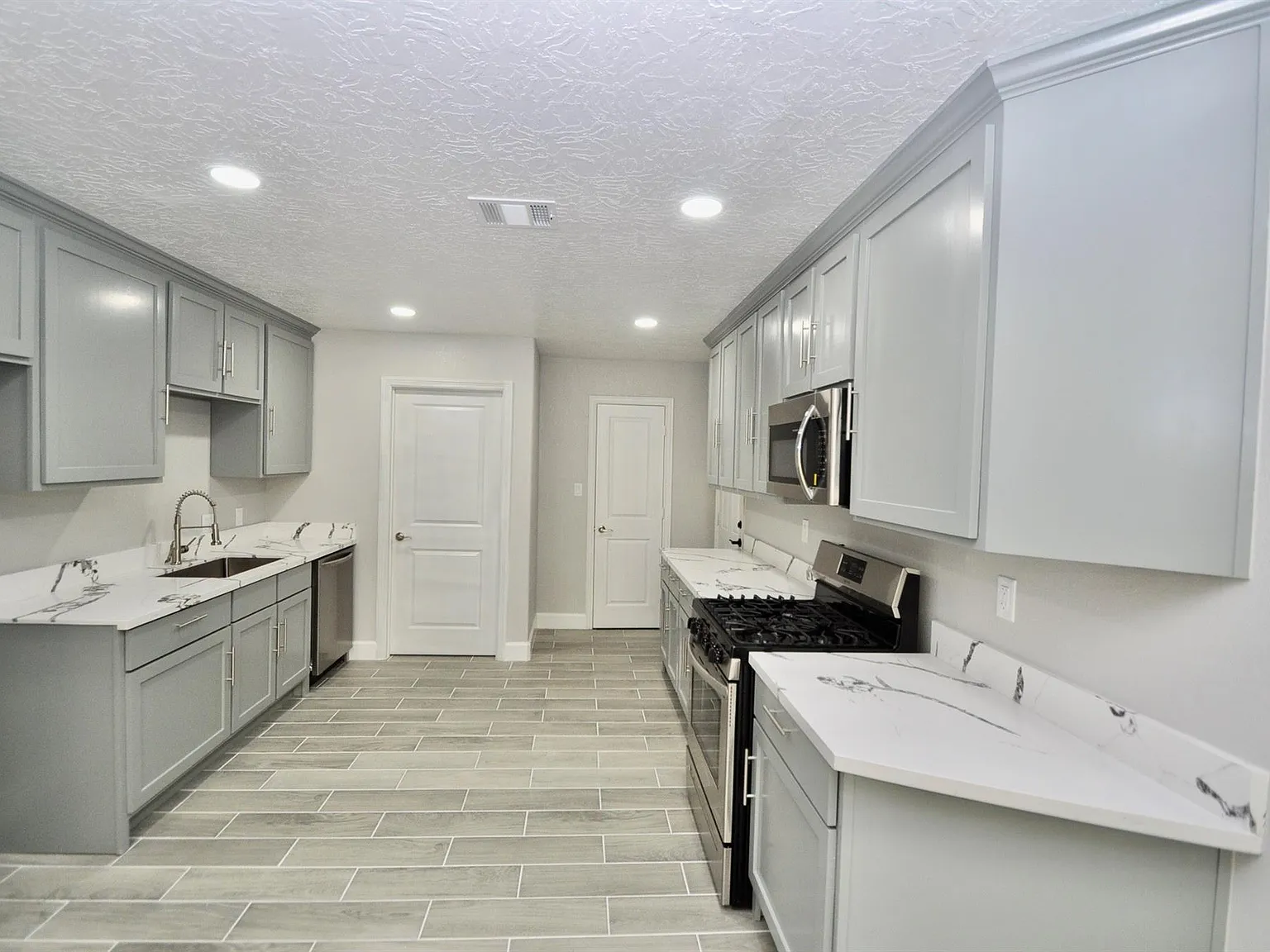 3 bed, 2.0 bath, 1396 sqft, $1,900 — Photo 2