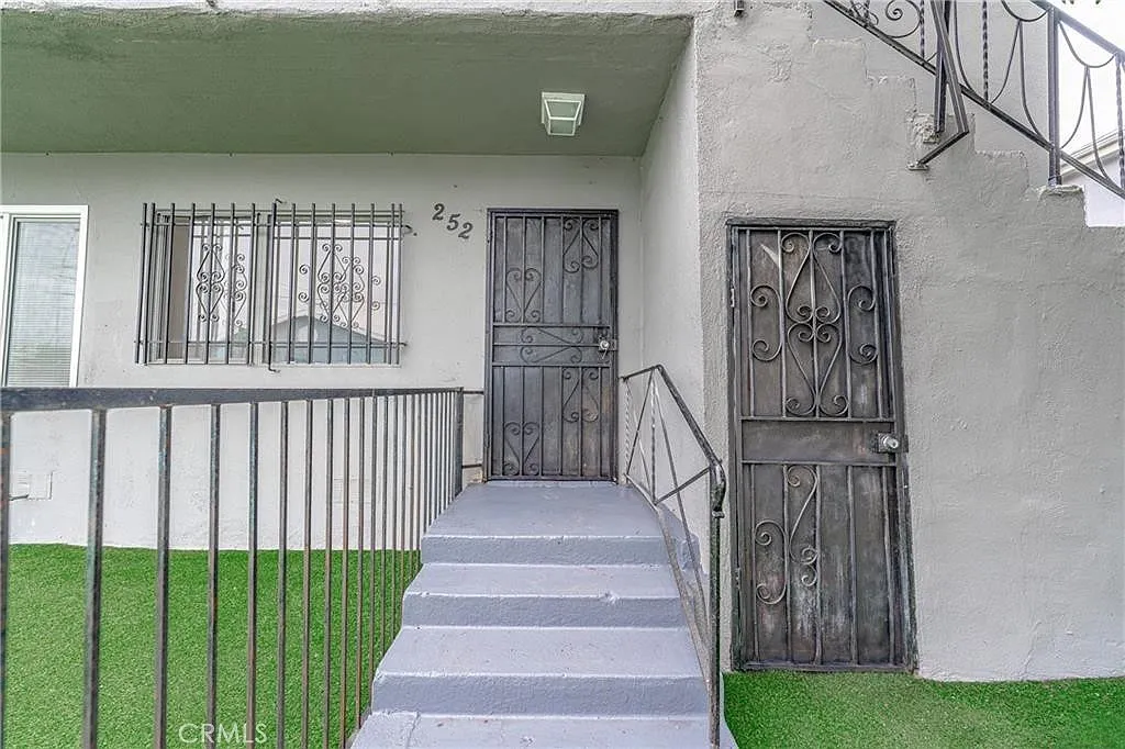 Photo 2 of 15 - 252 E 79th St - Los Angeles, CA Building Photo - 252 E 79th St