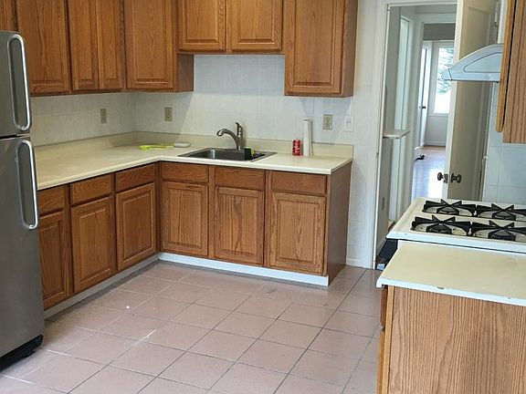 2nd image of 270 Munich St