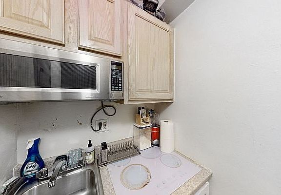4th image of 50 W 72nd St APT 507