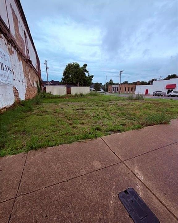 2nd image of 138 W Pine St