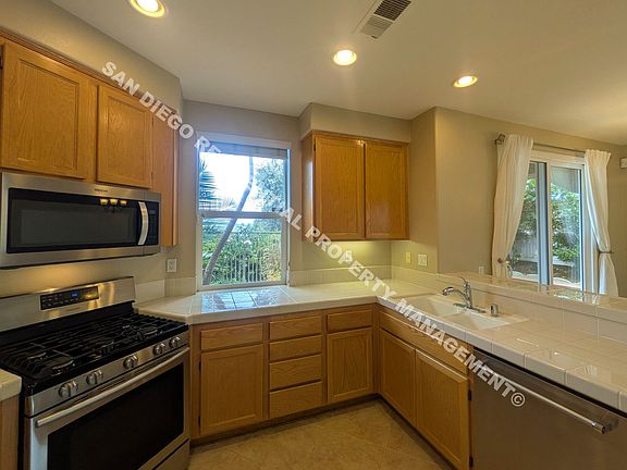 4th image of 212 Aurora Ave