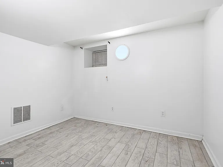 2302 Mount Royal Ter — Photo 23