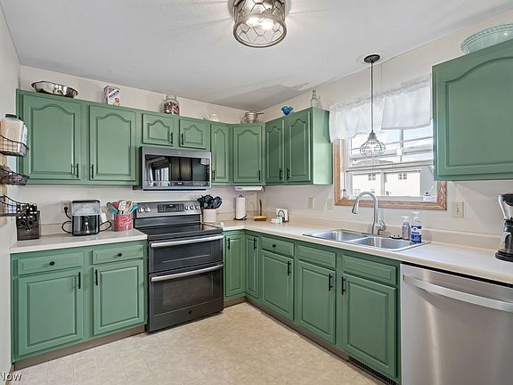 5th image of 994 Fairfield Ave