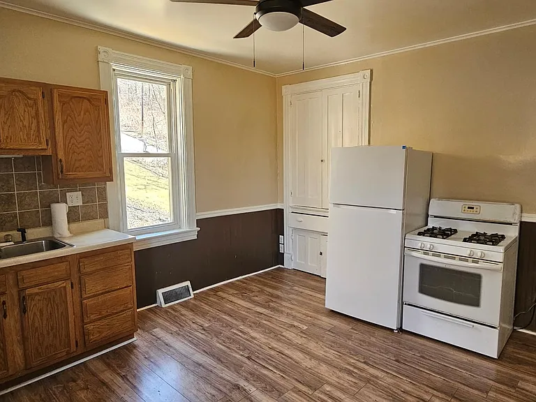 205 Hazel St — Photo 2