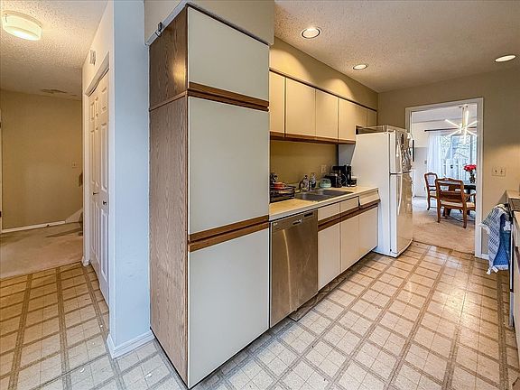 4th image of 1320 Brighton Dr