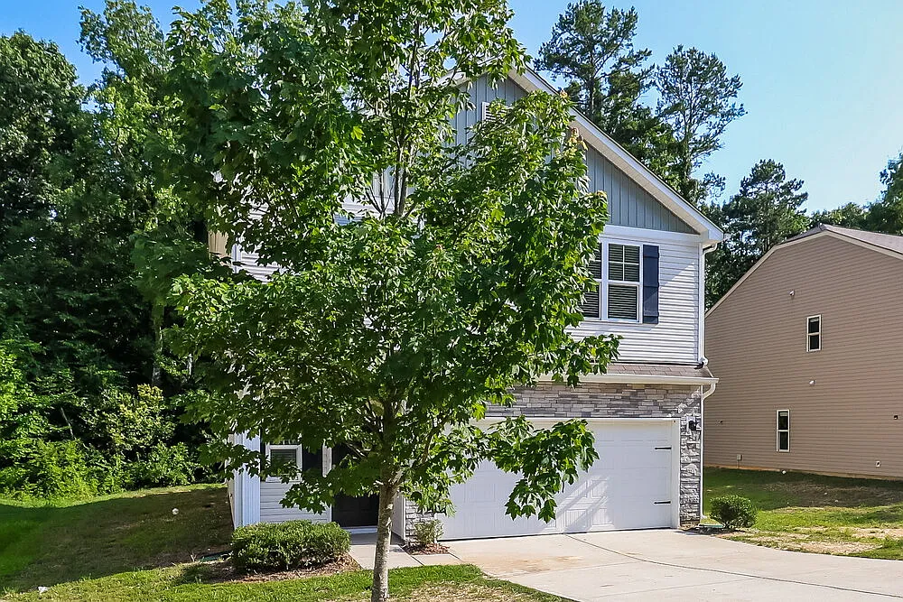 4 bed, 2.5 bath, 2054 sqft, $2,180 — Photo 4