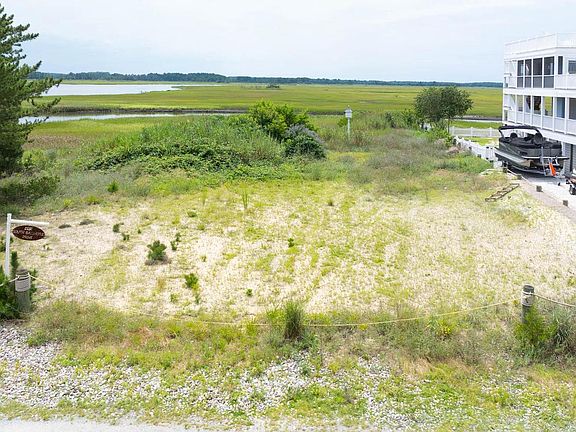4th image of 2851 S Bay Shore Dr