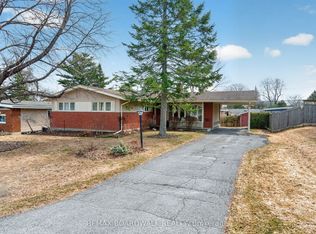 32 Bowmoor Ave, Ottawa, ON K2E 6M4