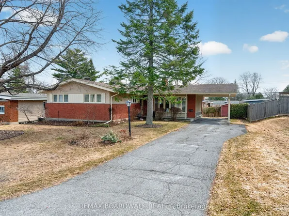 32 Bowmoor Ave, Ottawa, ON K2E 6M4