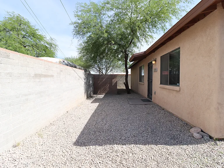 1020 E Silver St — Photo 13