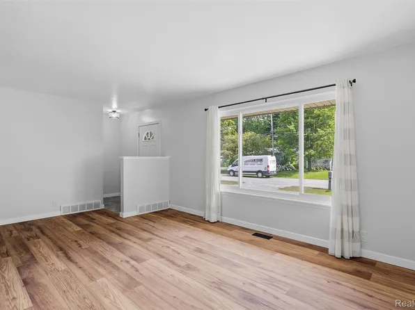 1405 E Williamson St, Burton, MI 48529