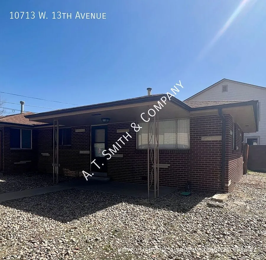 Charming Two Bedroom in Lakewood-Updated, Hardwoods, 2 Blocks From The Light Rail! — Photo 1