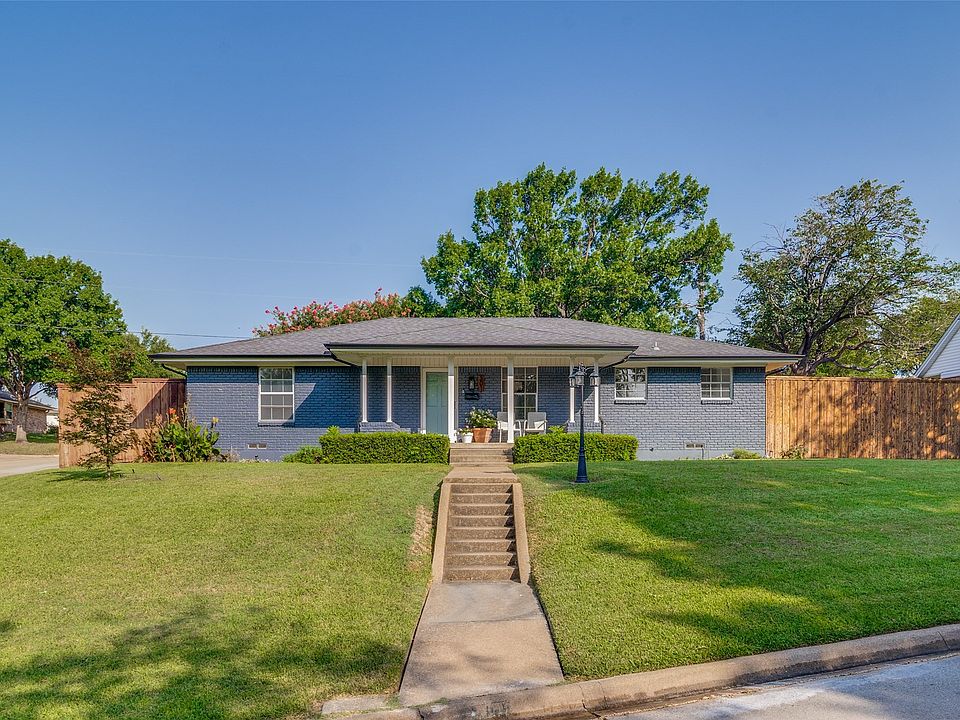 1st image of 301 Valley Dr