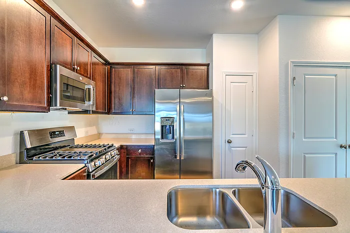3 bed, 2.0 bath, 1266 sqft, $1,745 — Photo 3