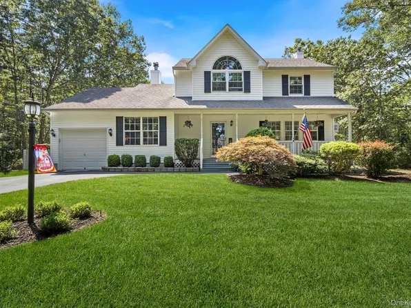 4 Charter Court, Manorville, NY 11949