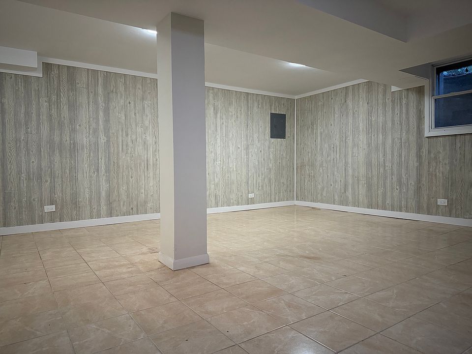 2nd image of 406 Skokie Ct