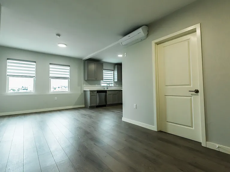 Grand View Apartments — Photo 32