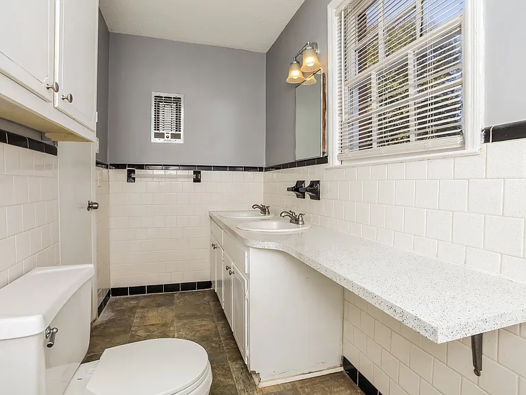 4784_026_main_bathroom_13467028.jpg
