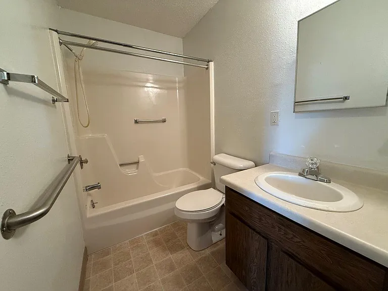 Salem Apartments — Photo 10