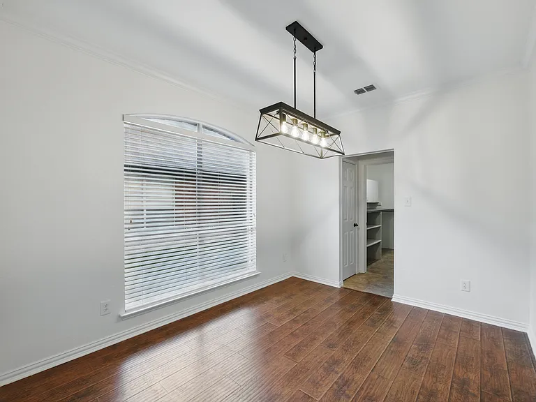 916 Sugarberry Ln — Photo 10