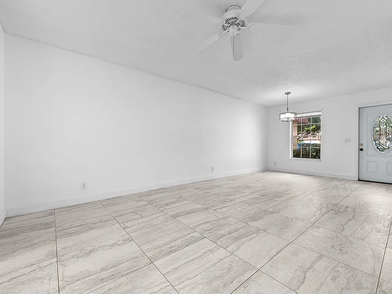 811 Salem Ln — Photo 11