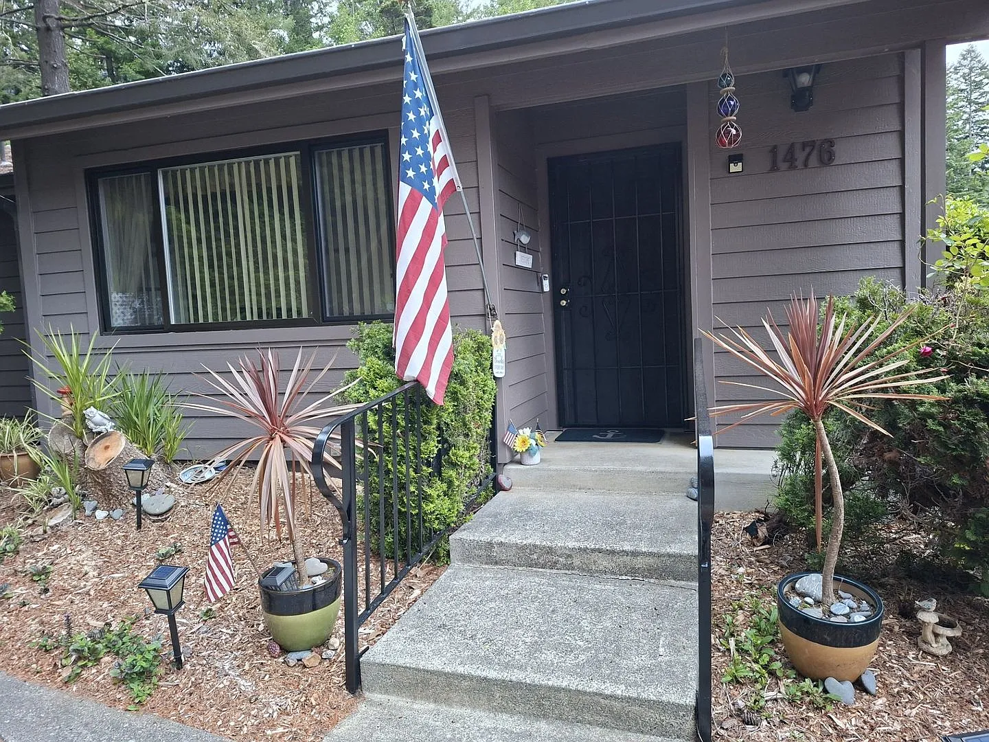 1476 Glenwood Dr — Photo 2