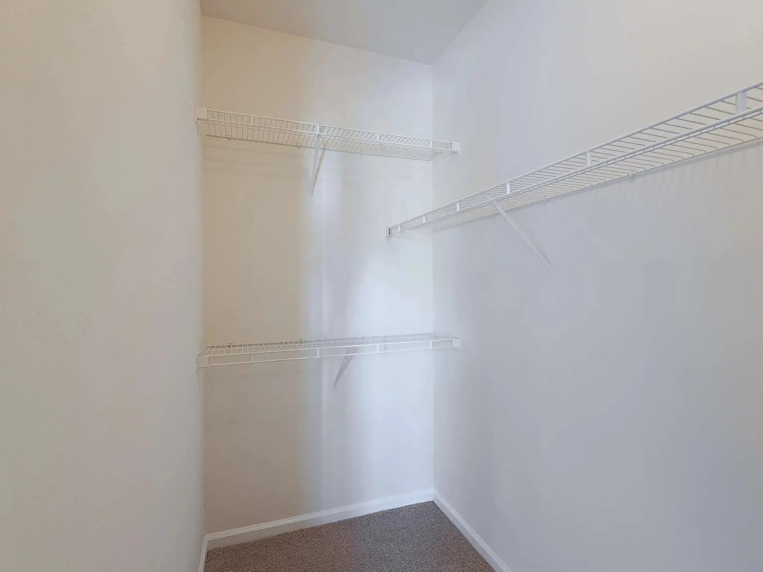 1 bed, 1.5 bath, 834 sqft, $1,225 — Photo 2