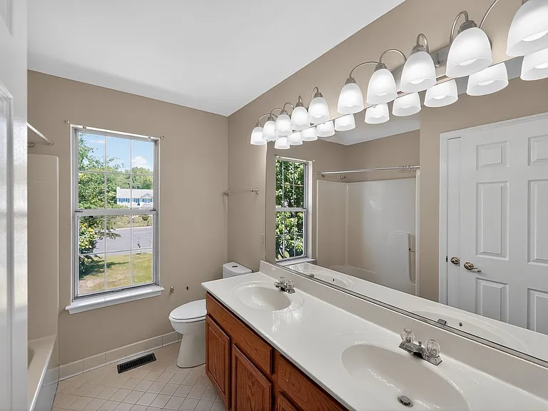 3006 Freedom Ct N — Photo 10