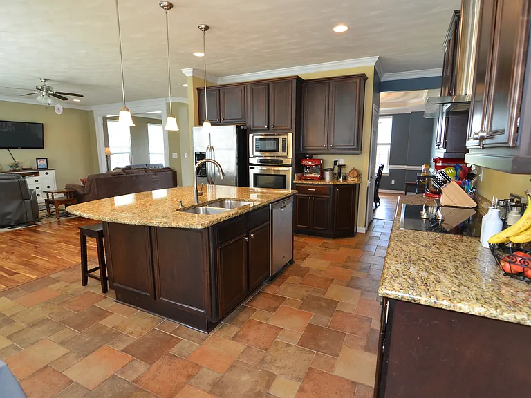 717 Tyler Way — Photo 9