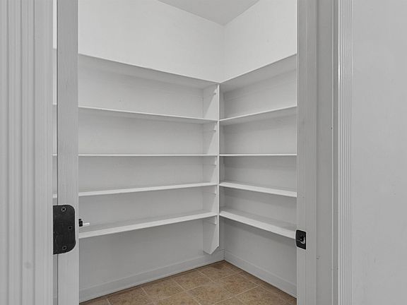 5th image of 3013 Greenbrier Dr