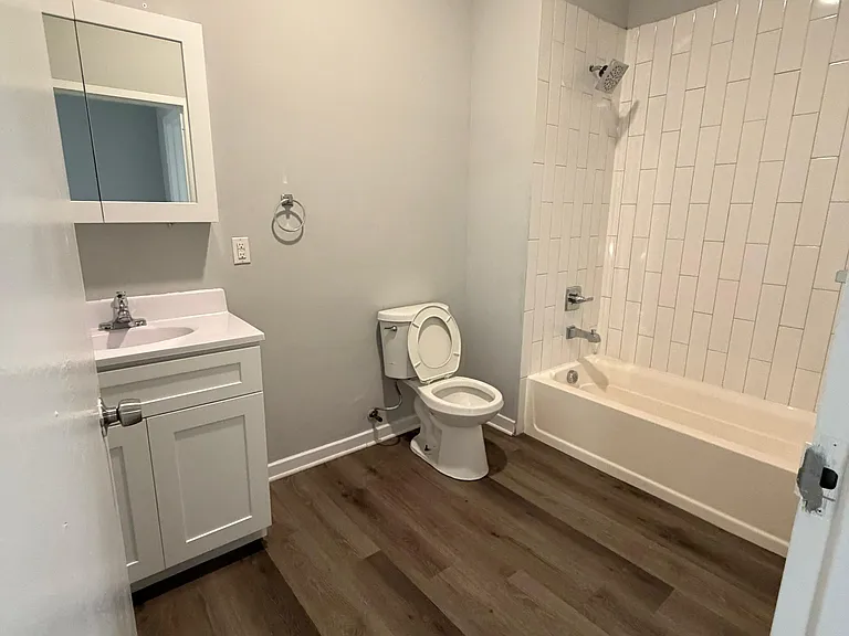 196 Graham Ave #8 — Photo 7