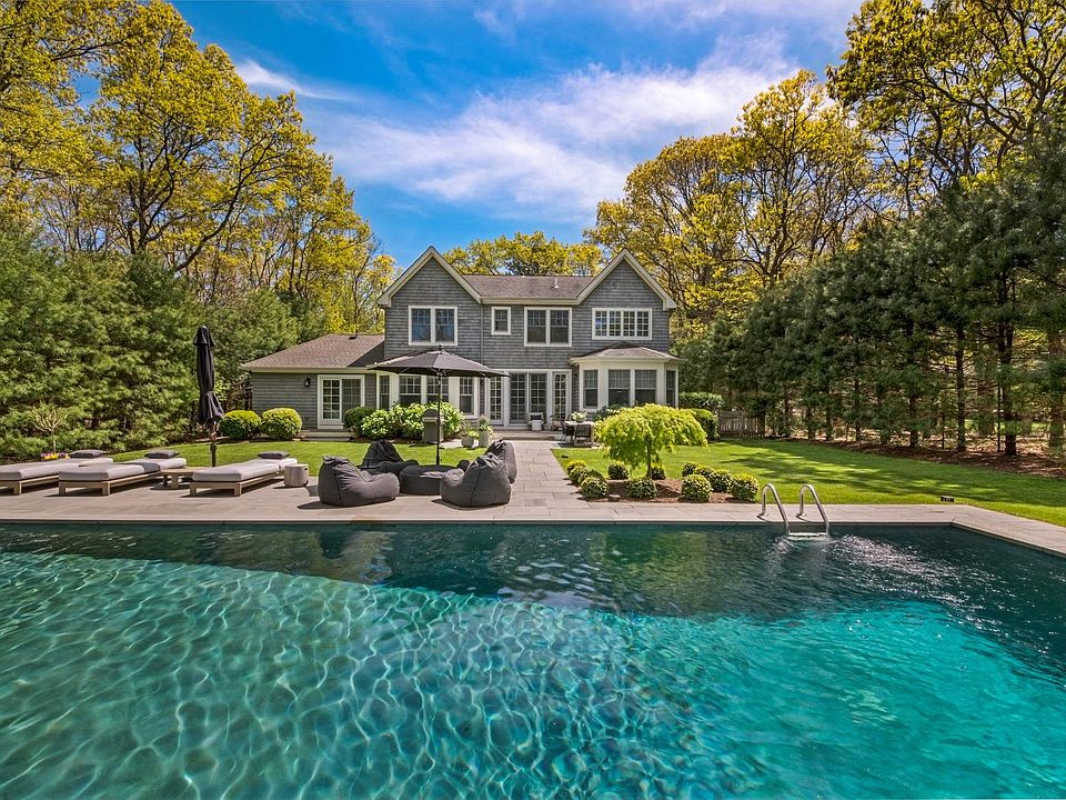 1st image of 15 Wooded Oak Ln