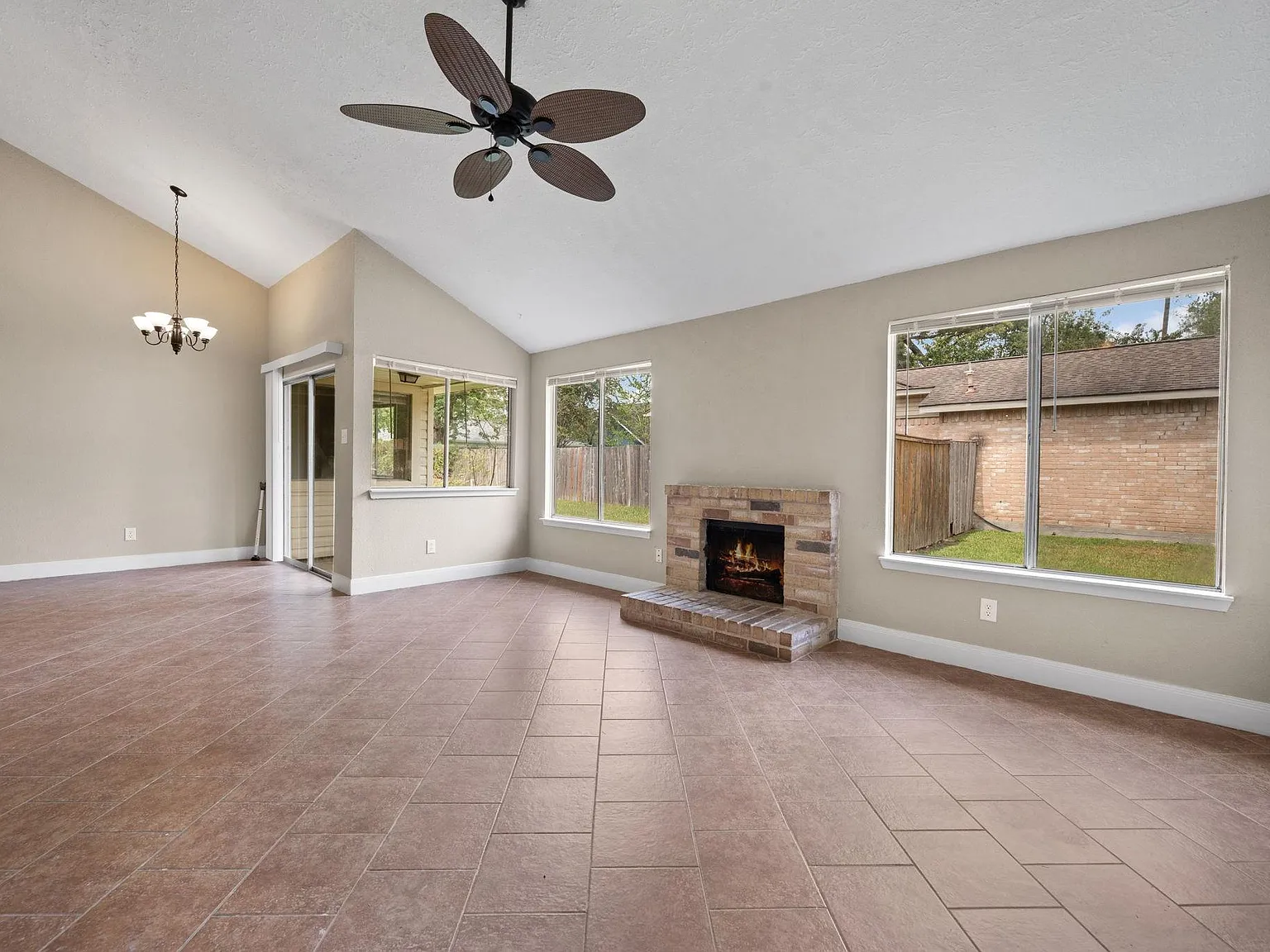 3 bed, 2.0 bath, 1075 sqft, $1,600 — Photo 3