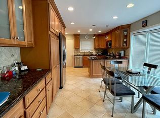 27 Dorset Rd, Pawtucket, RI 02860