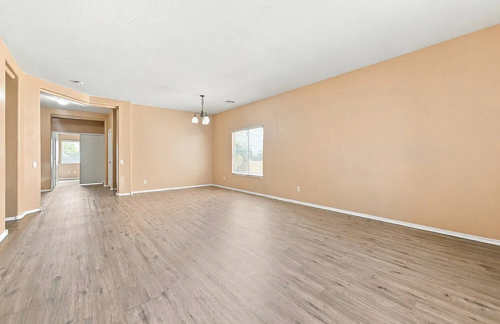 5 bed, 3.0 bath, 4040 sqft, $2,930 — Photo 4