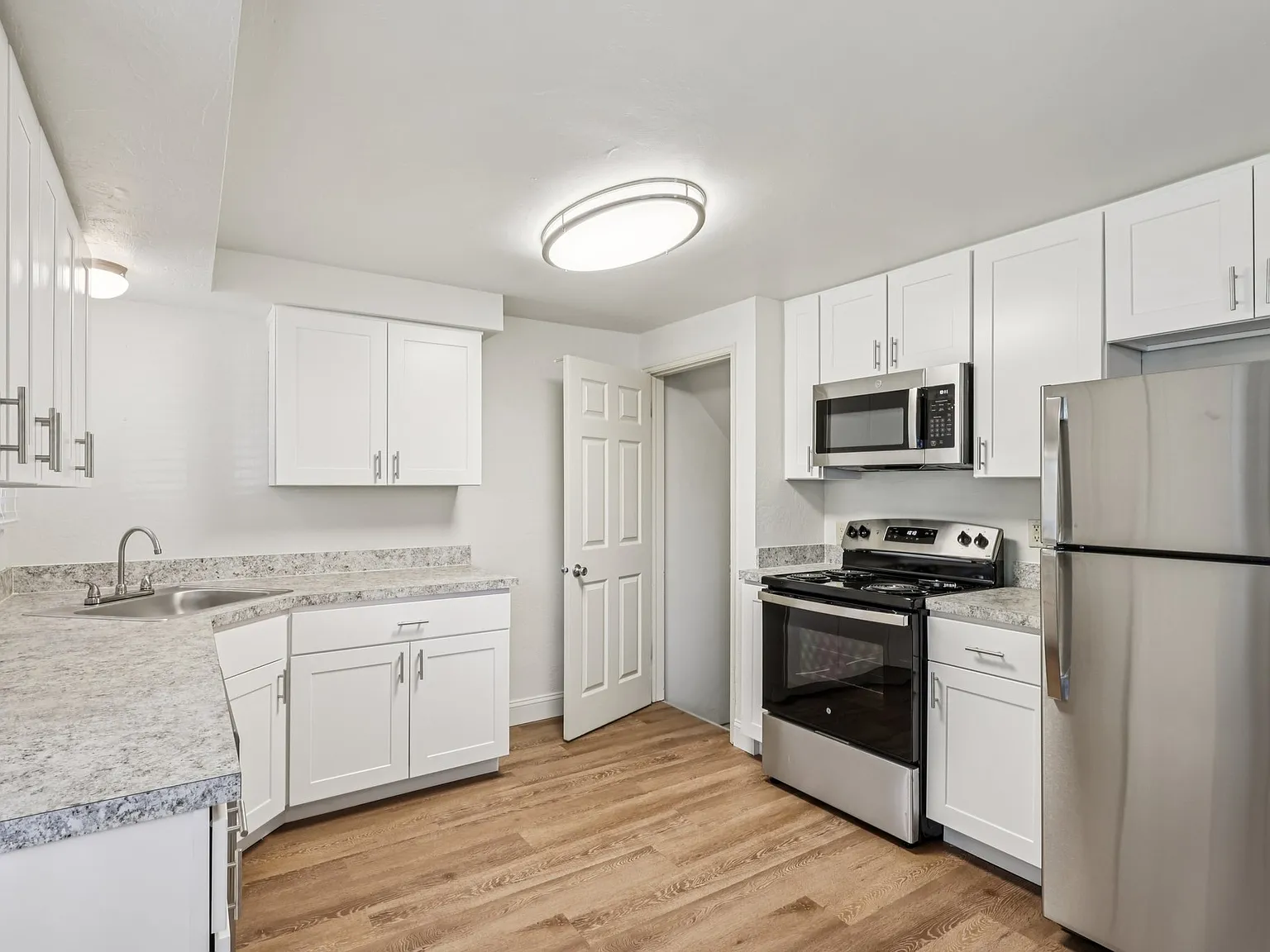 Holiday Park Apartments and Townhomes — Photo 3