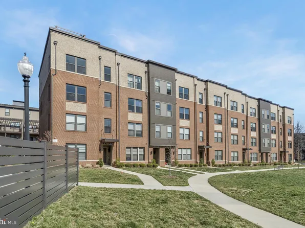 27 Silverway Dr Unit 34, Herndon, VA 20170