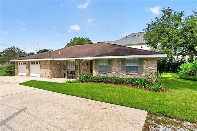 4 bed, 2.0 bath, 1622 sqft, $2,500 — Photo 2
