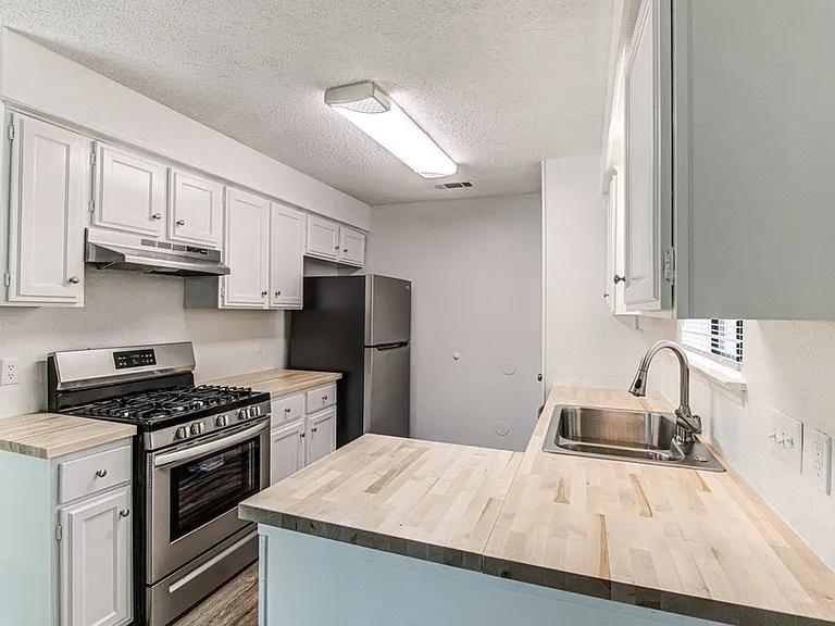 10105 Woodland Village Dr — Photo 8
