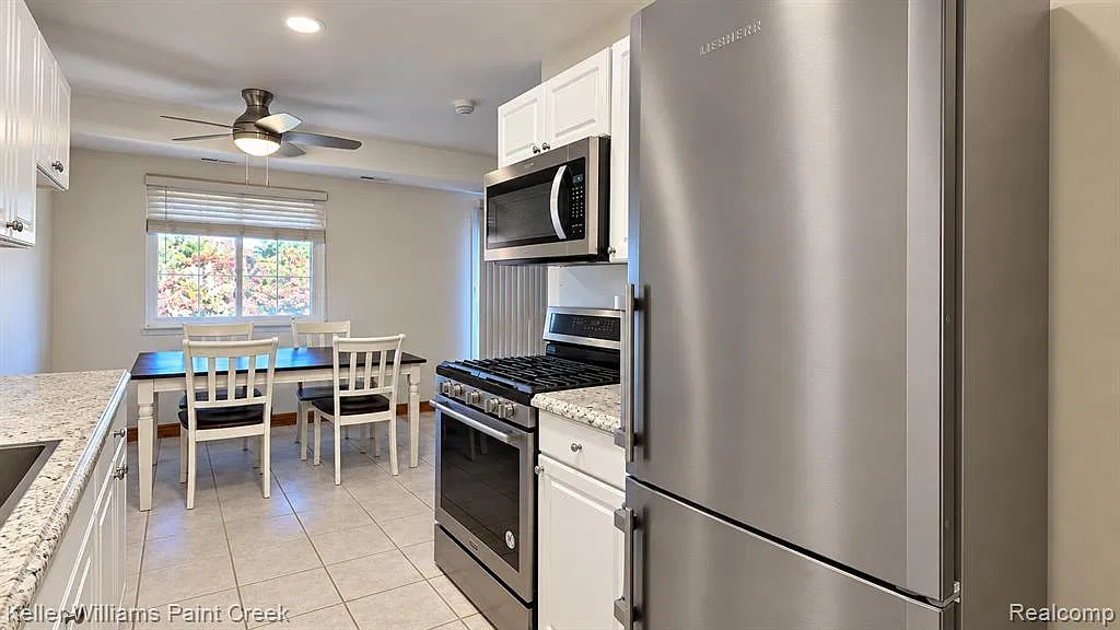 2 bed, 1.5 bath, 923 sqft, $1,400 — Photo 3