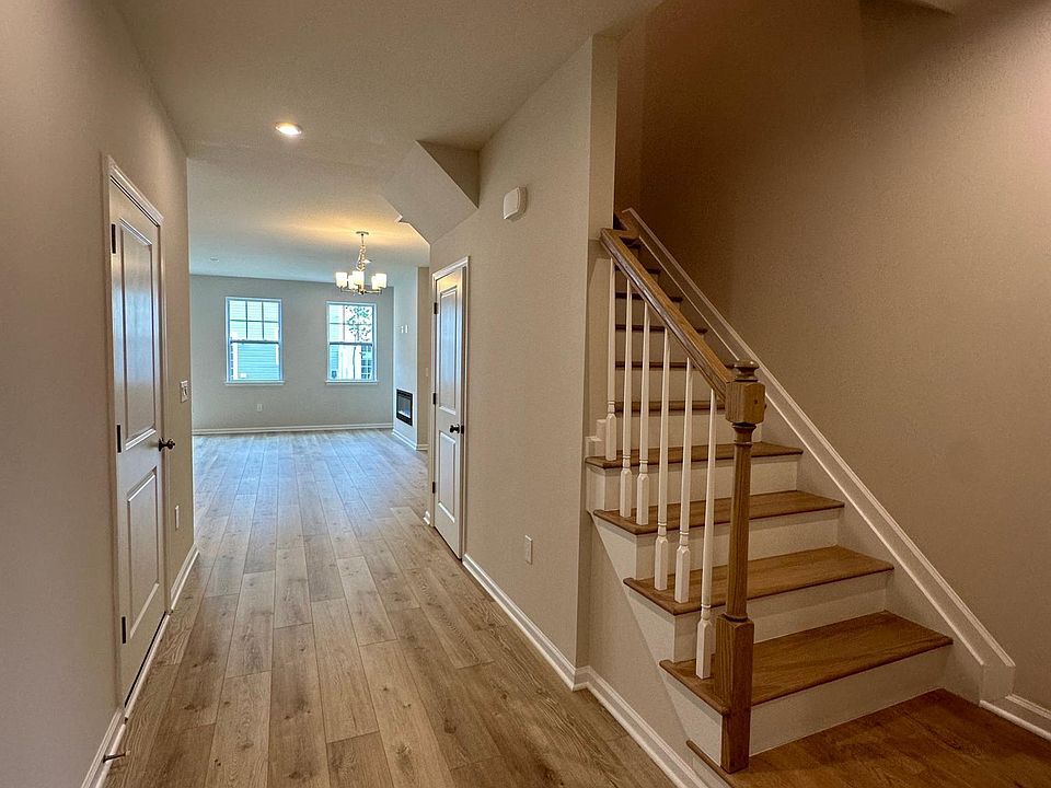 1st image of 9 Chapel Hl