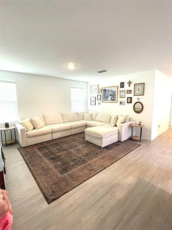 3 bed, 2.0 bath, 1400 sqft, $1,680 — Photo 3