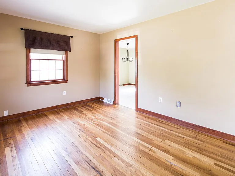 124 Tyre Ave — Photo 3