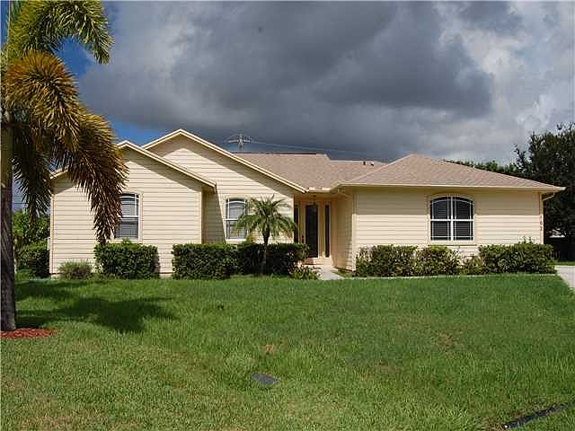 1st image of 102 SE Nash Ct