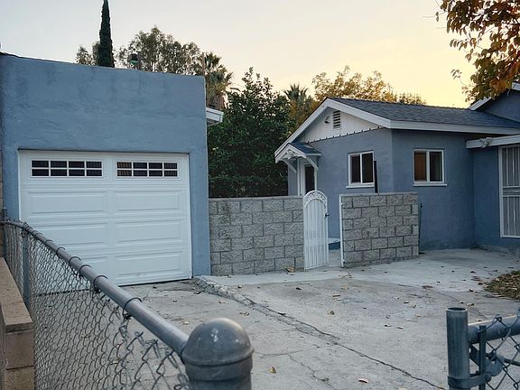 1-car garage, courtyard entrance (middle) and entrance to front (right)