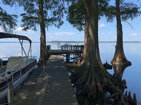 2nd image of 923 Lake Dr